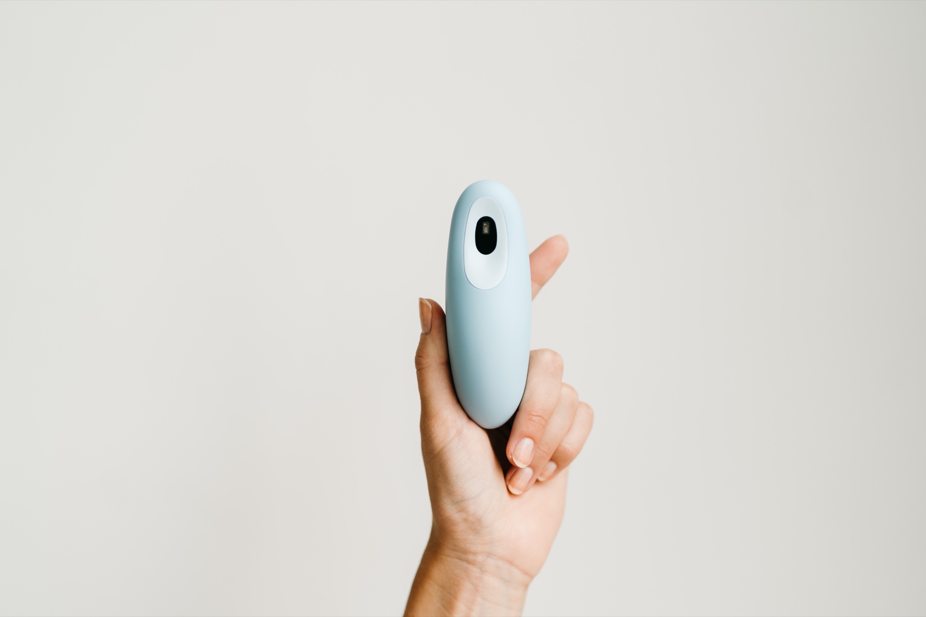 Moonbird bleu tenu dans une main